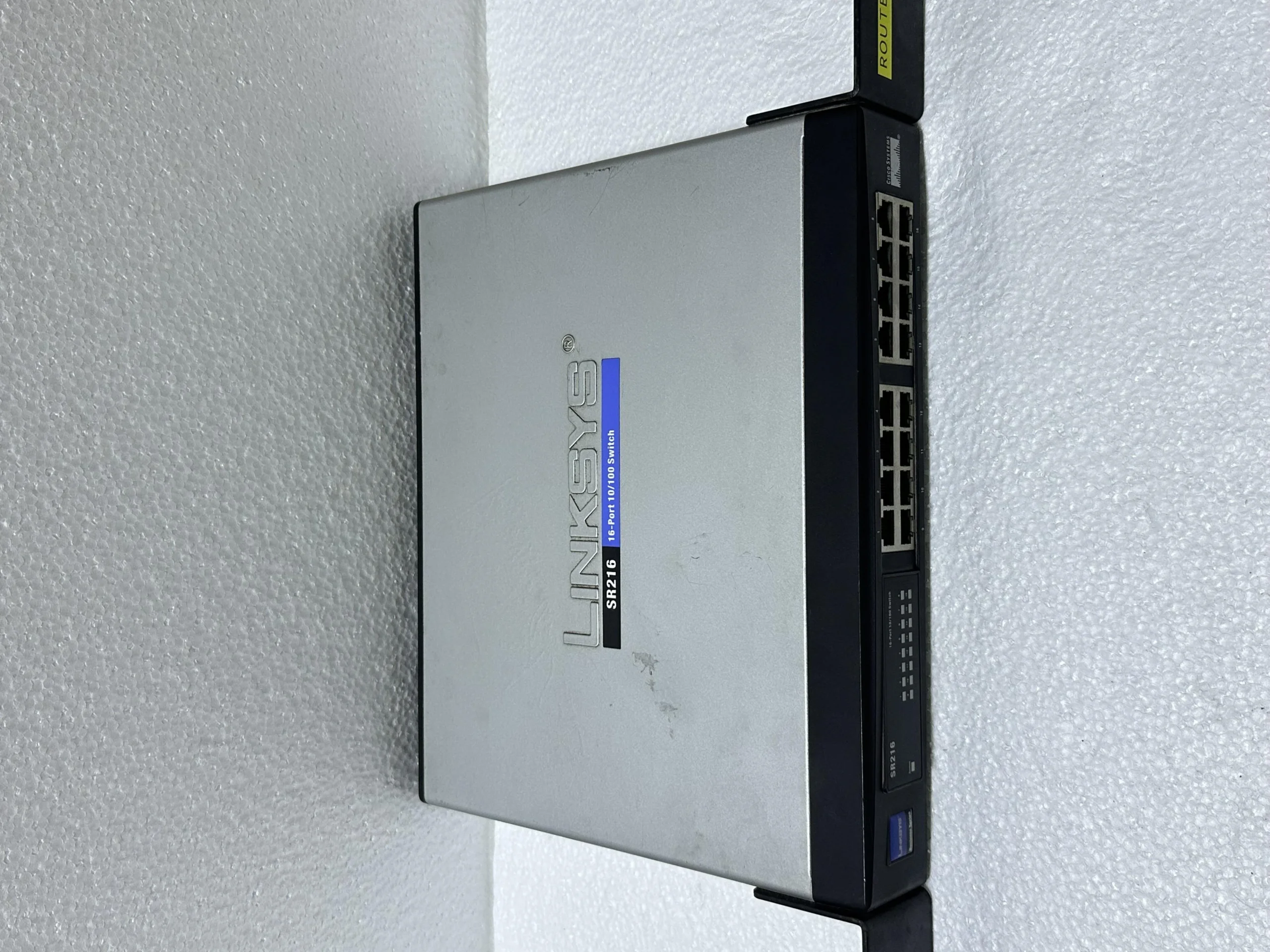 Linksys SR216 16-Port 10-100 Ethernet Switch
